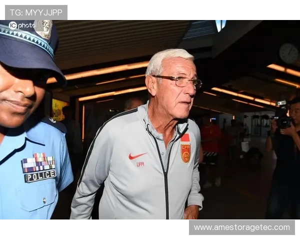 麦基抵达北京 张云松带球迷热情接机